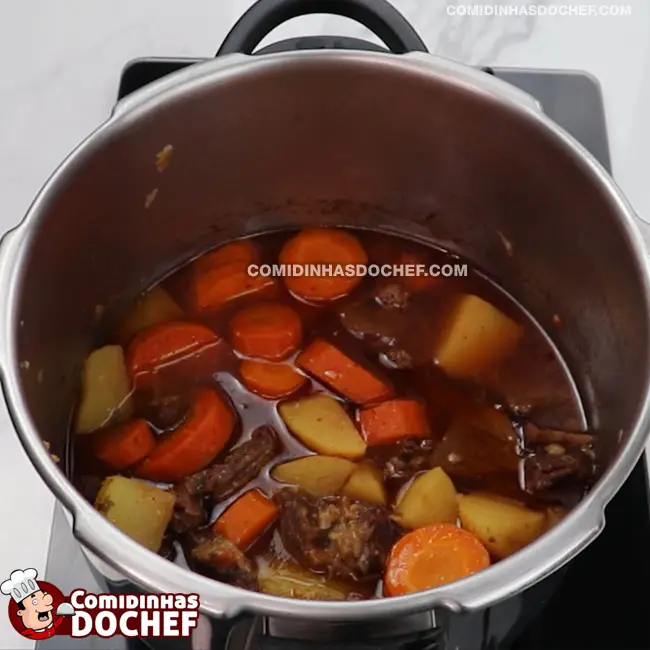 Carne de Panela com Batata e Cenoura - Passo 11