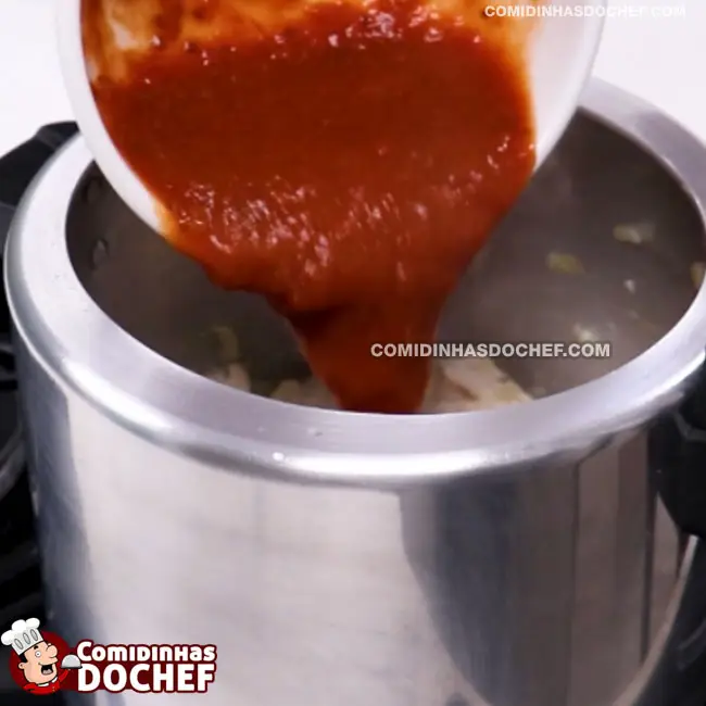 Frango Desfiado com Molho de Tomate - Passo 3