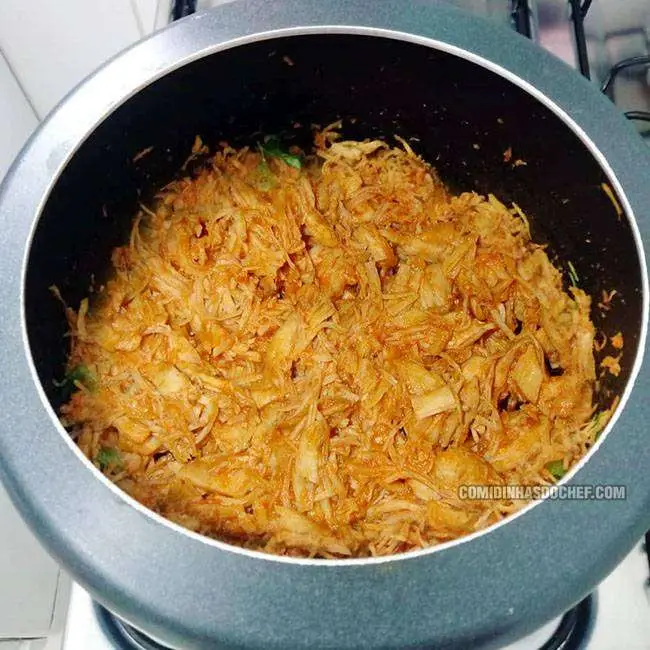 Frango Desfiado com Molho de Tomate