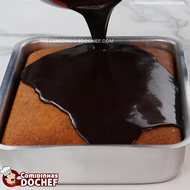Bolo de Cenoura com Calda Crocante de Chocolate - Passo 3