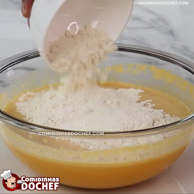 Bolo de Cenoura com Calda Crocante de Chocolate - Passo 3