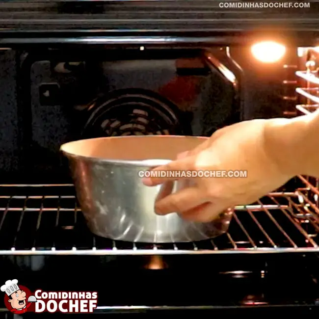 Bolo de Cenoura com Cobertura de Chocolate - Passo 9