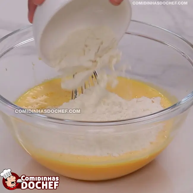 Bolo de Cenoura com Cobertura de Chocolate - Passo 3