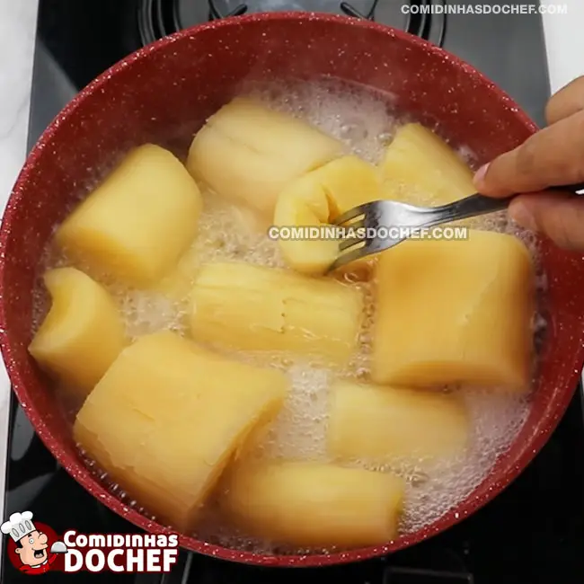 Caldo de Aipim com Calabresa e Bacon - Passo 1