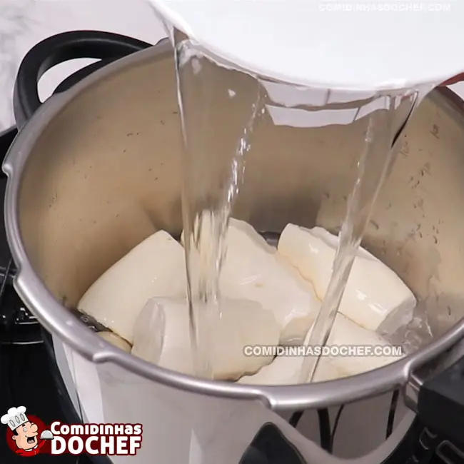Como Cozinhar Mandioca na Panela de Pressão - Passo 2