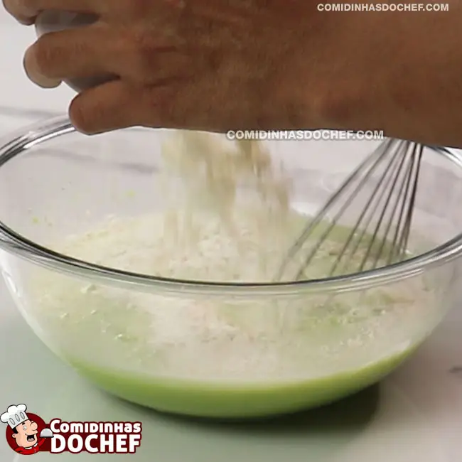 Bolo Verde de Limão com Gelatina e Iogurte - Passo 5