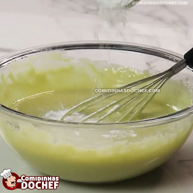 Bolo Verde de Limão com Gelatina e Iogurte - Passo 6