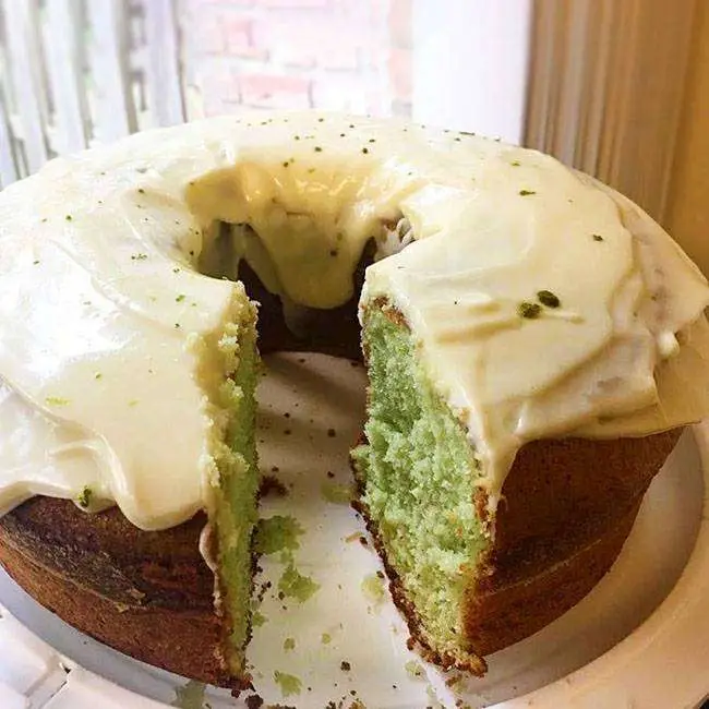 Bolo Verde de Limão com Gelatina e Iogurte