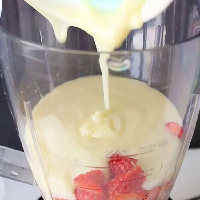 Mousse de Morango com a Fruta - Passo 2