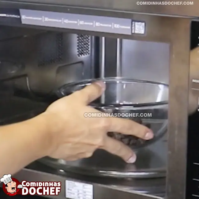 Ovo de Páscoa de Colher de Chocolate - Passo 2