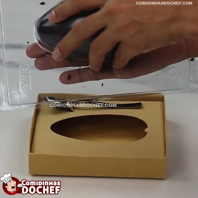 Ovo de Páscoa de Colher de Chocolate - Passo 1