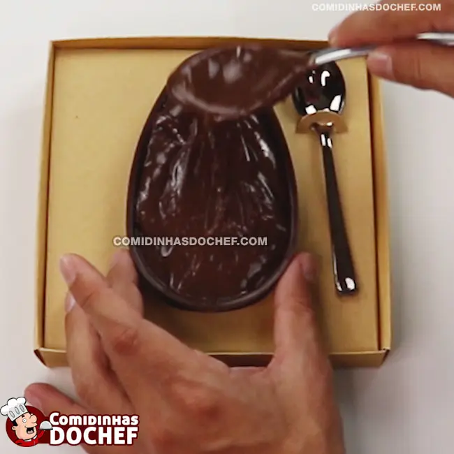 Ovo de Páscoa de Colher de Chocolate - Passo 2