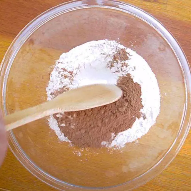 Bolo de Chocolate Cremoso - Passo 1