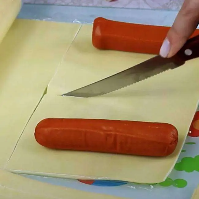 Enroladinho de Salsicha com Massa de Pastel - Passo 2