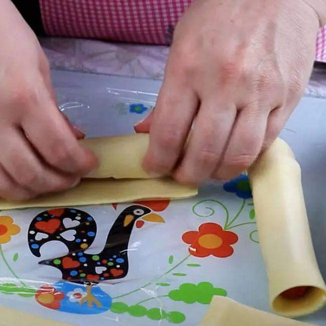 Enroladinho de Salsicha com Massa de Pastel - Passo 3