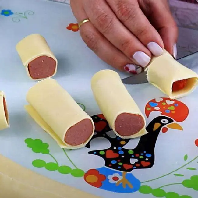 Enroladinho de Salsicha com Massa de Pastel - Passo 4