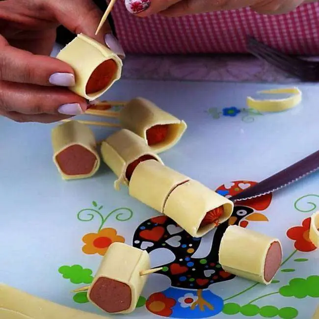 Enroladinho de Salsicha com Massa de Pastel - Passo 5