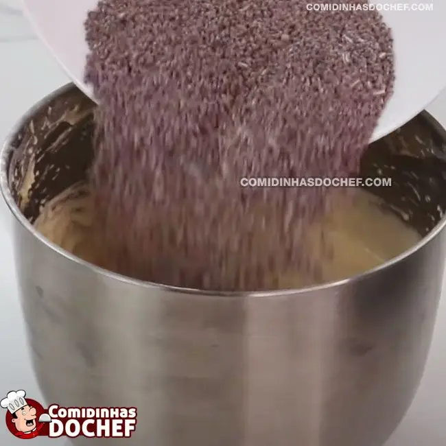 Bolo com Granulado de Chocolate Dentro - Passo 6
