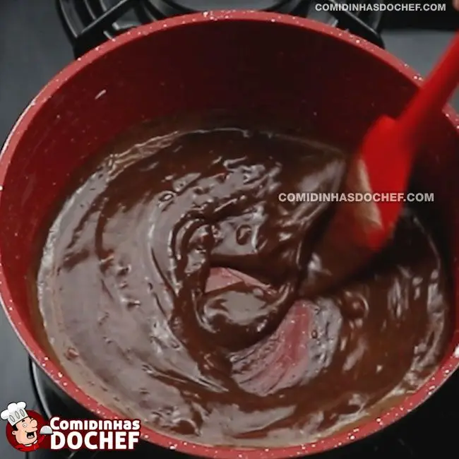 Pavê de Chocolate com Creme Branco e Preto - Passo 2
