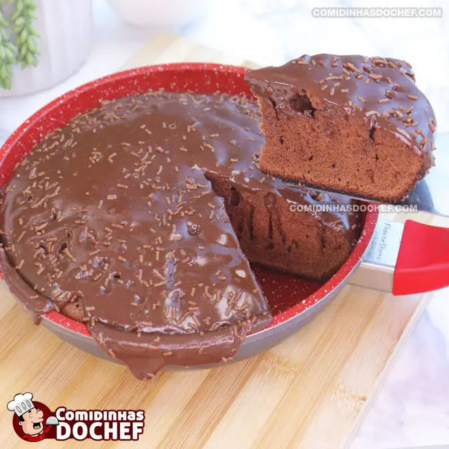 Bolo de Chocolate de Frigideira Fofinho com Calda de Chocolate