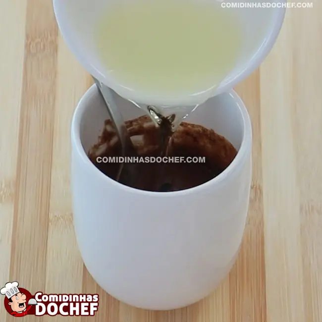 Bolo de Caneca de Chocolate Simples e Fácil - Passo 2
