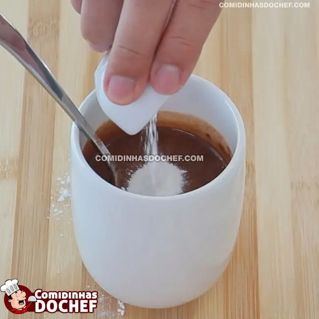 Bolo de Caneca de Chocolate Simples e Fácil - Passo 4