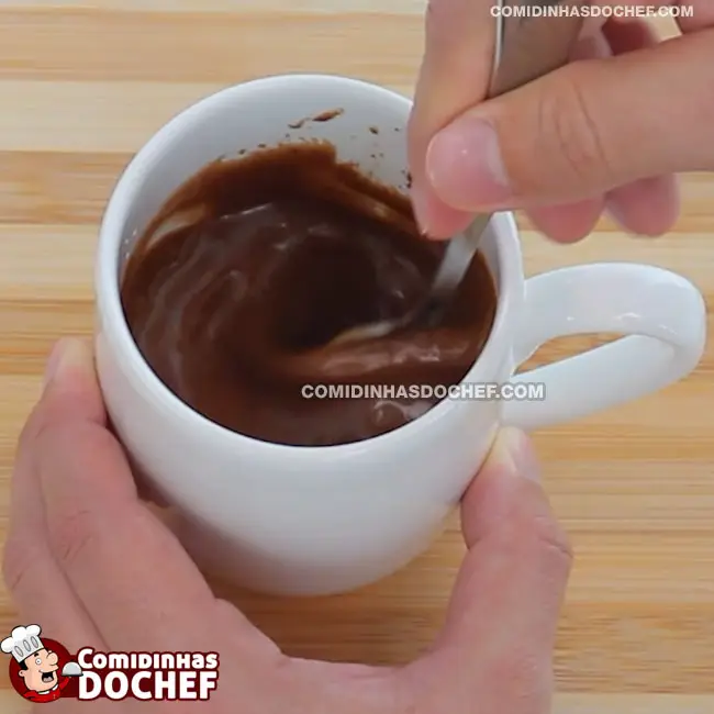 Bolo de Caneca de Chocolate de Micro-Ondas - Passo 1