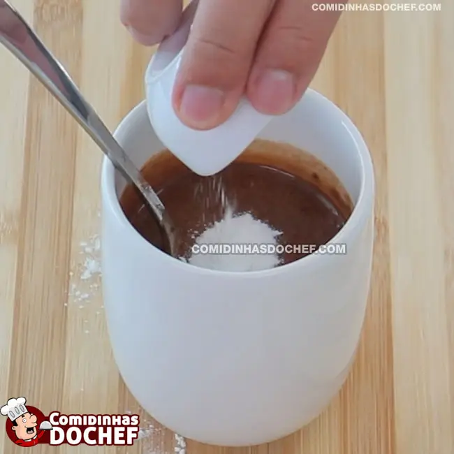 Bolo de Caneca de Chocolate de Micro-Ondas - Passo 4