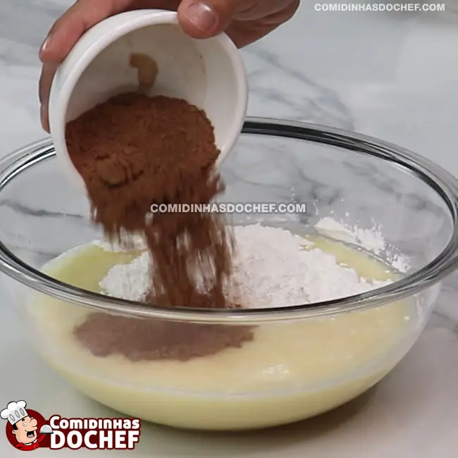 Bolo de Chocolate com Cobertura de Chocolate - Passo 2