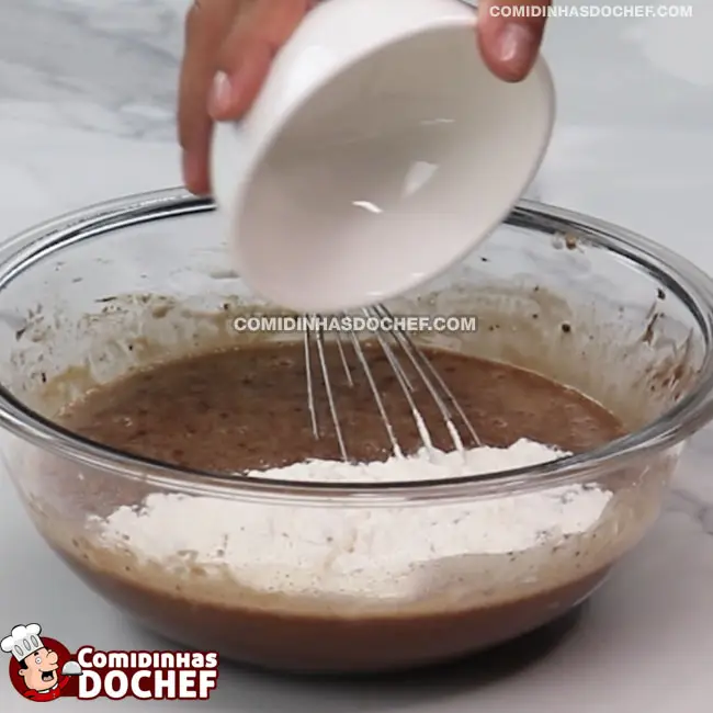 Bolo de Chocolate com Cobertura de Chocolate - Passo 3