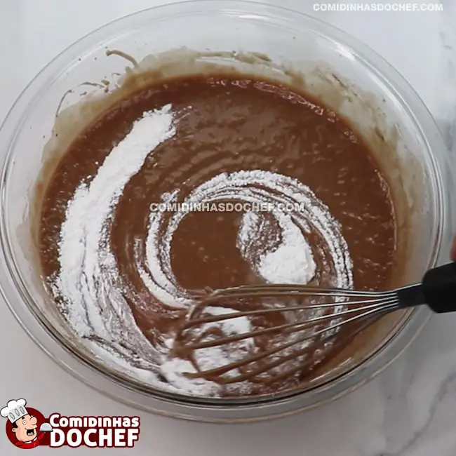 Bolo de Chocolate com Cobertura de Chocolate - Passo 4