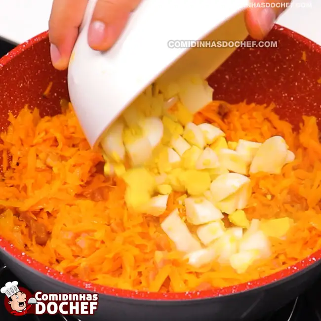 Farofa de Cenoura Simples com Bacon e Ovo - Passo 4