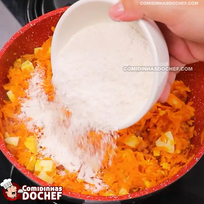 Farofa de Cenoura Simples com Bacon e Ovo - Passo 6
