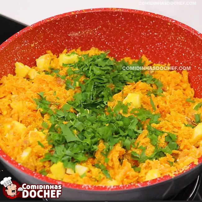 Farofa de Cenoura Simples com Bacon e Ovo - Passo 7