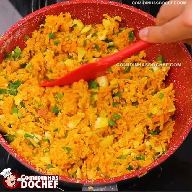 Farofa de Cenoura Simples com Bacon e Ovo - Passo 8