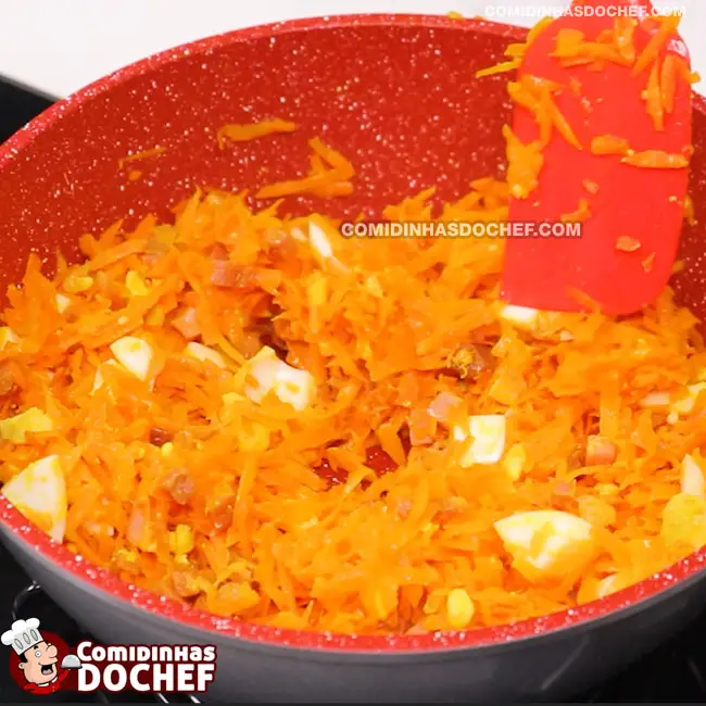 Farofa de Cenoura Simples com Bacon e Ovo - Passo 5