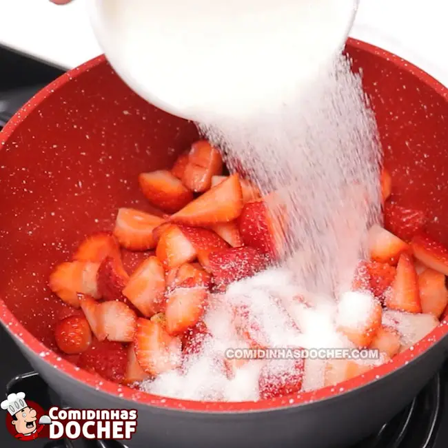 Geleia de Morango Fácil com Pedaços - Passo 1