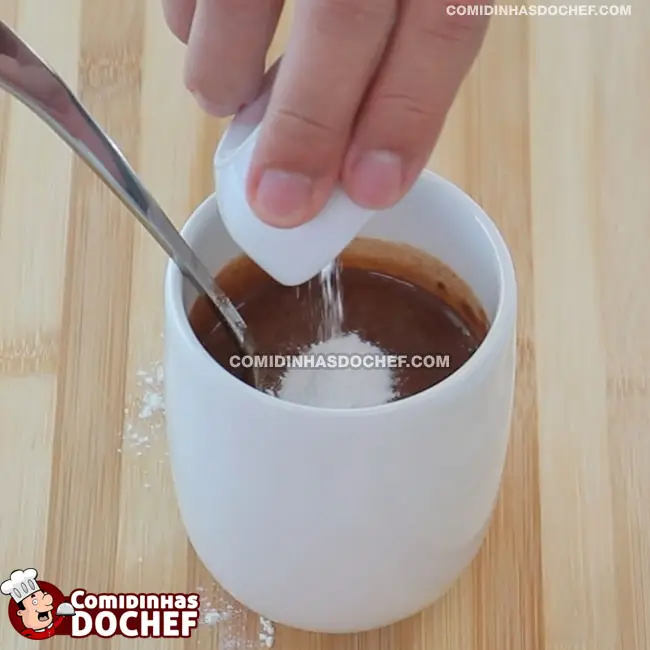 Bolo de Caneca de Chocolate Cremoso - Passo 4