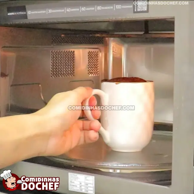 Bolo de Caneca de Chocolate Cremoso - Passo 5
