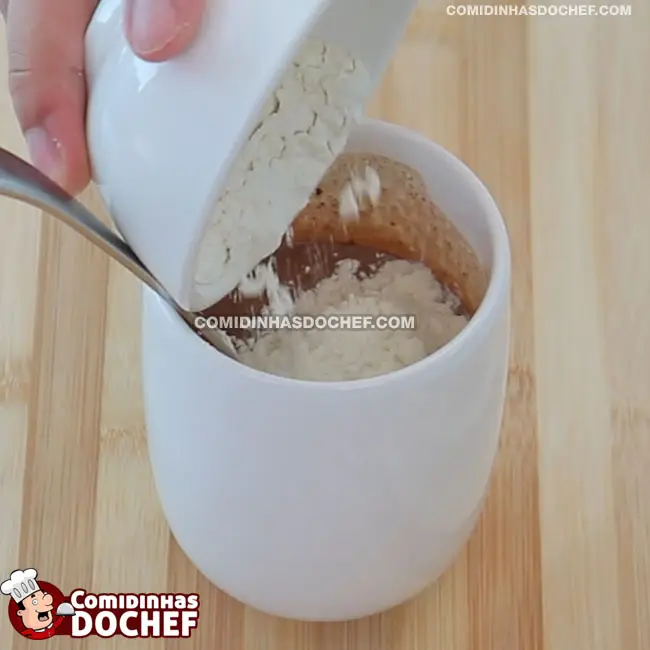 Bolo de Caneca de Chocolate Cremoso - Passo 2