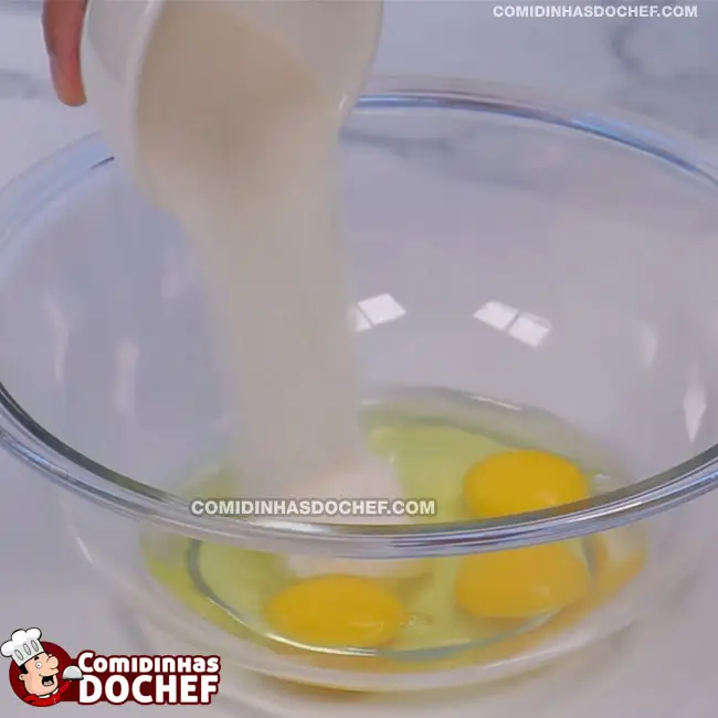 Bolo de Chocolate de Frigideira Fofinho com Calda de Chocolate - Passo 1