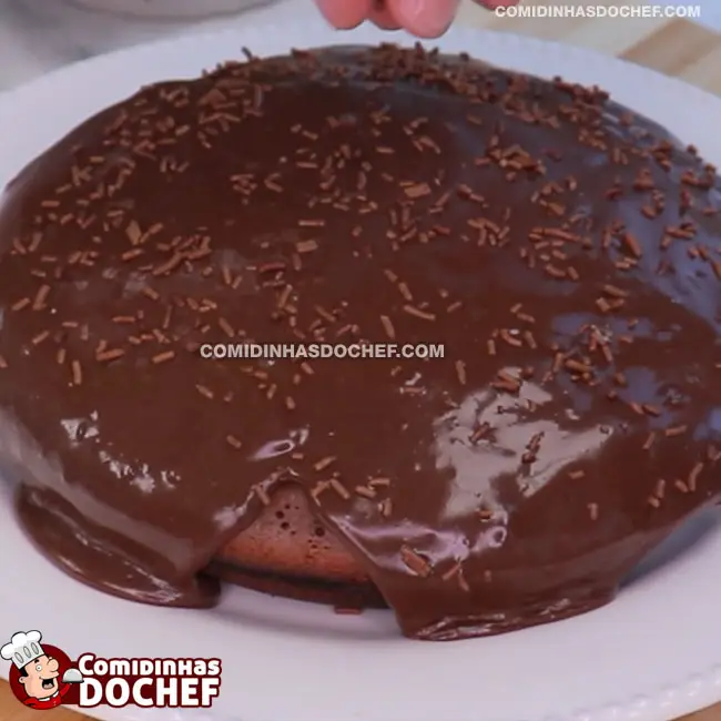 Bolo de Chocolate de Frigideira Fofinho com Calda de Chocolate - Passo 4
