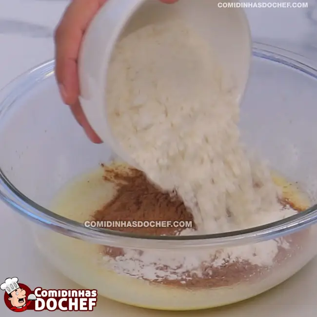 Bolo de Chocolate de Frigideira Fofinho com Calda de Chocolate - Passo 2