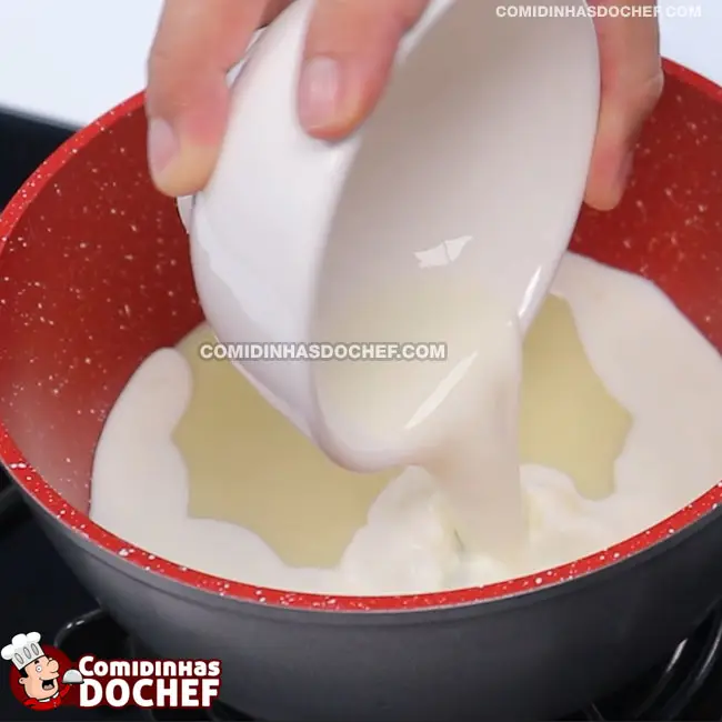 Bolo de Chocolate de Frigideira Fofinho com Calda de Chocolate - Passo 1