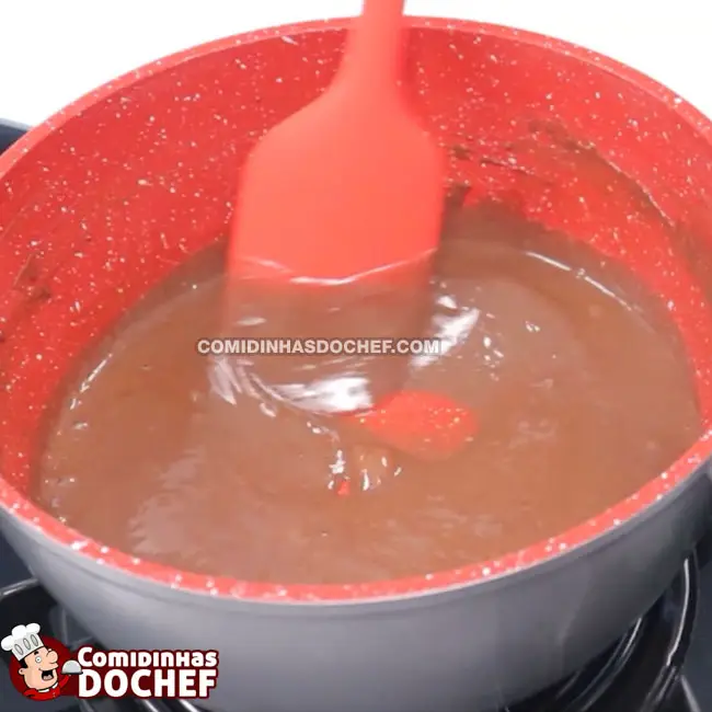 Bolo de Chocolate de Frigideira Fofinho com Calda de Chocolate - Passo 3