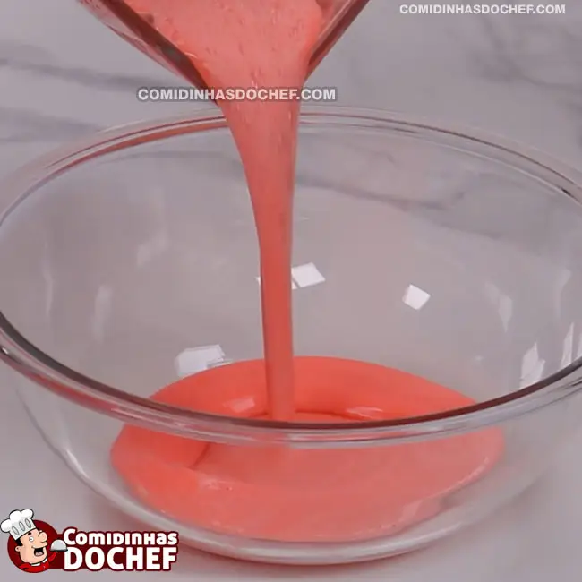 Bolo Rosa com Gelatina de Morango - Passo 2