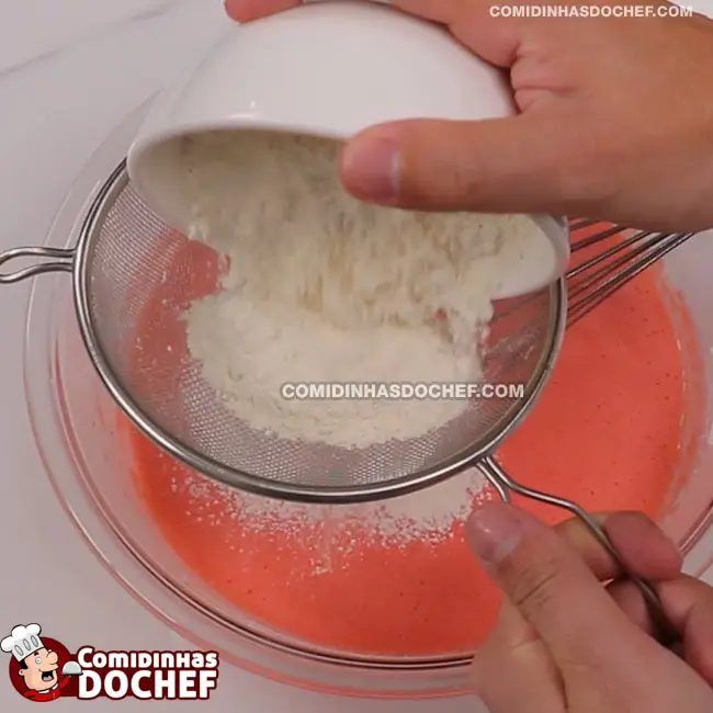 Bolo Rosa com Gelatina de Morango - Passo 4