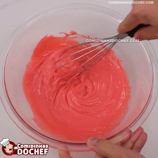 Bolo Rosa com Gelatina de Morango - Passo 2