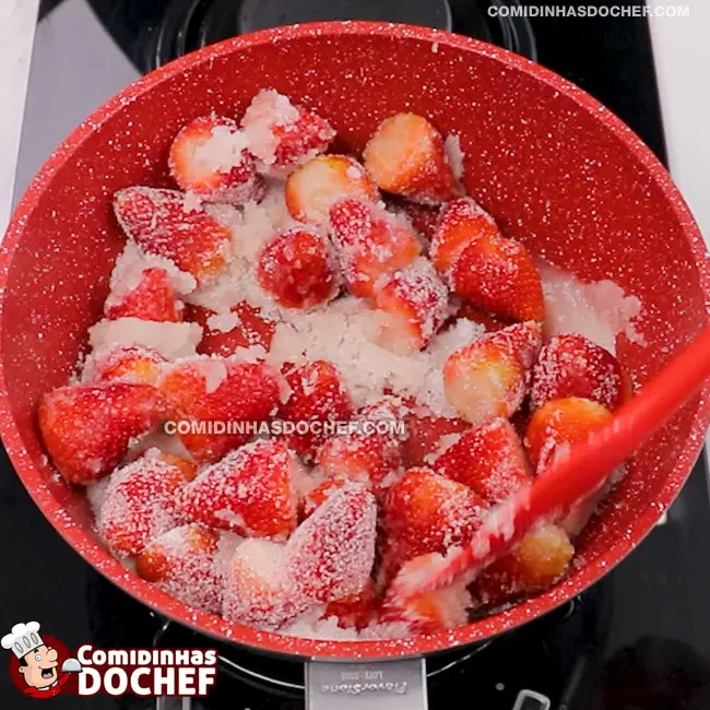 Pavê de Morango com Biscoito Maizena - Passo 2
