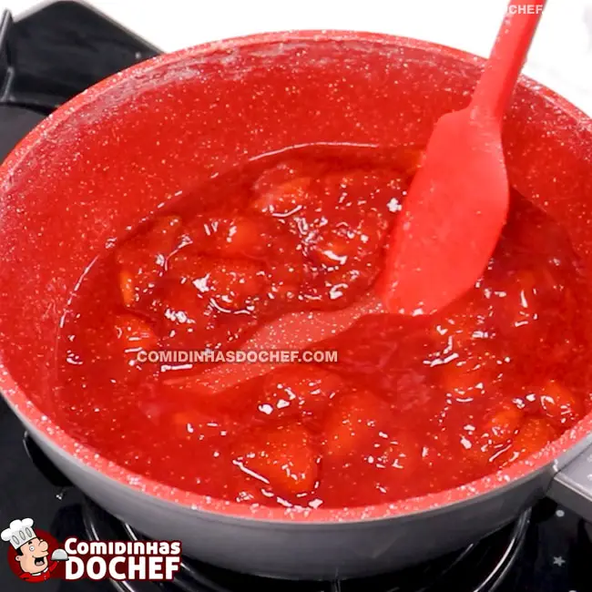 Pavê de Morango com Biscoito Maizena - Passo 4